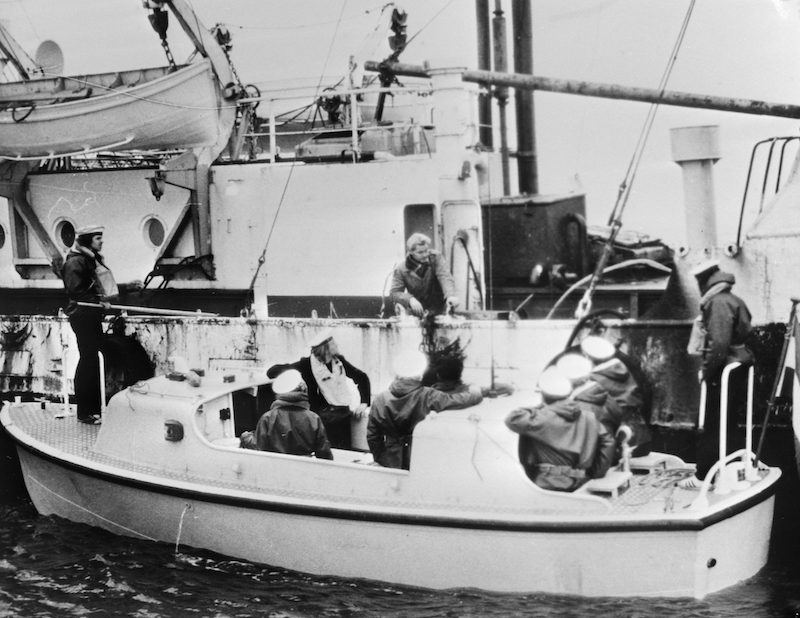 A Dutch navy launch pulls alongside Mi Amigo, the transmitter ship for Radio Caroline, 30 December 1972. National Archives (CC0) 